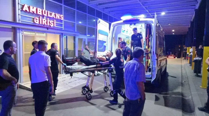 Kocaeli'de Motosikletli Tim'e Otomobil Çarptı: 2 Yaralı