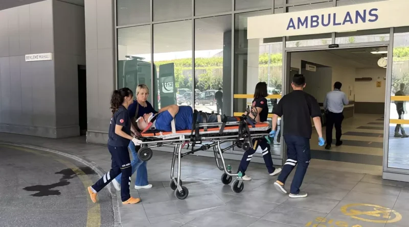 Kandıra'da Ağaca Çarpan Araçta İki Yaralı