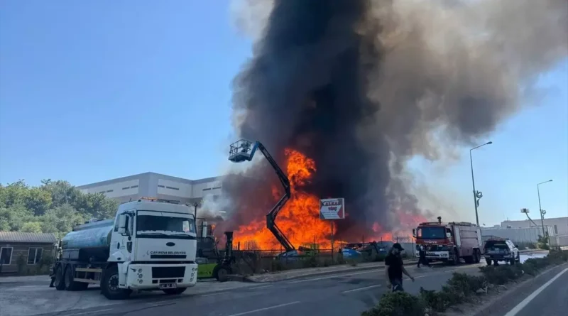 Çayırova Palet Fabrikasında Yangın Söndürüldü