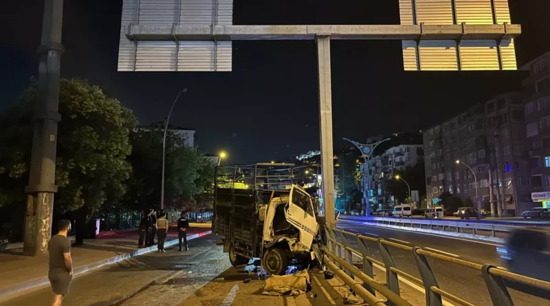 İzmit'te kamyon tabela direğine çarptı, yaralı var