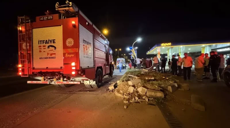 Kocaeli'de Takla Atan Araçta 2 Yaralı