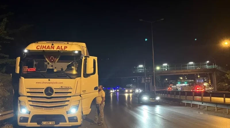 Kocaeli'nde Motosiklet Tırla Çarpıp 1 Kişi Öldü