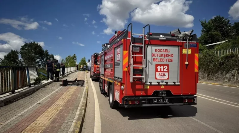 Kocaeli'de Otomobil 3 Metre Şarampole Düştü
