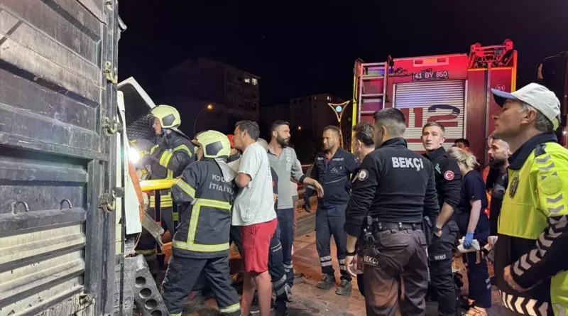 Kocaeli'de Kamyonet Yön Tabelasına Çarptı: Yaralı Sürücü