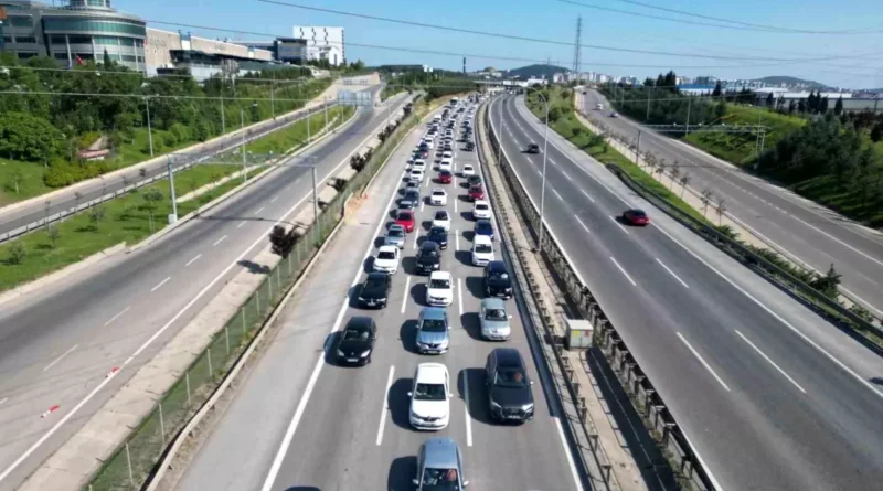 Bayram Dönüşü Kocaeli'de Uzun Trafik Kuyruğu