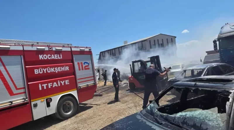 Gebze'de Yangın: 10 Araç Hasar Gördü