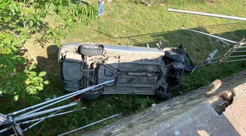 Kocaeli'de Takla Atan Otomobilin Sürücüsü Sağ Kurtuldu