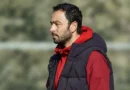 Selçuk İnan'ı göreve getiren Kocaelispor milli oyuncuya imza attırıyor