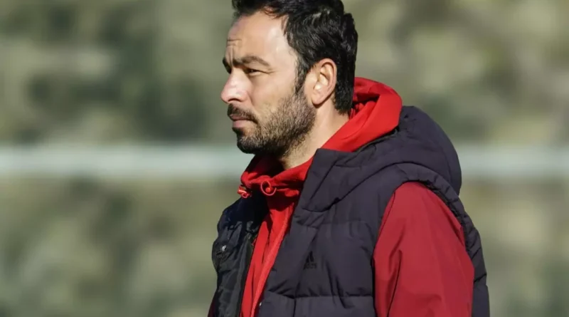 Selçuk İnan'ı göreve getiren Kocaelispor milli oyuncuya imza attırıyor