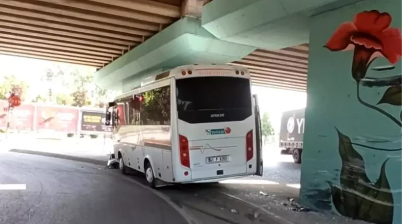Kocaeli'de Servis Aracı Köprüye Çarptı