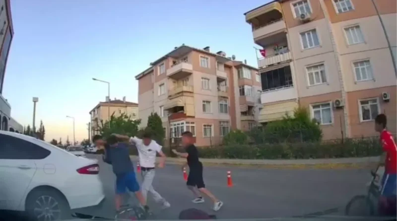 Kocaeli'de Çocuklar Sokakta Kavga Etti