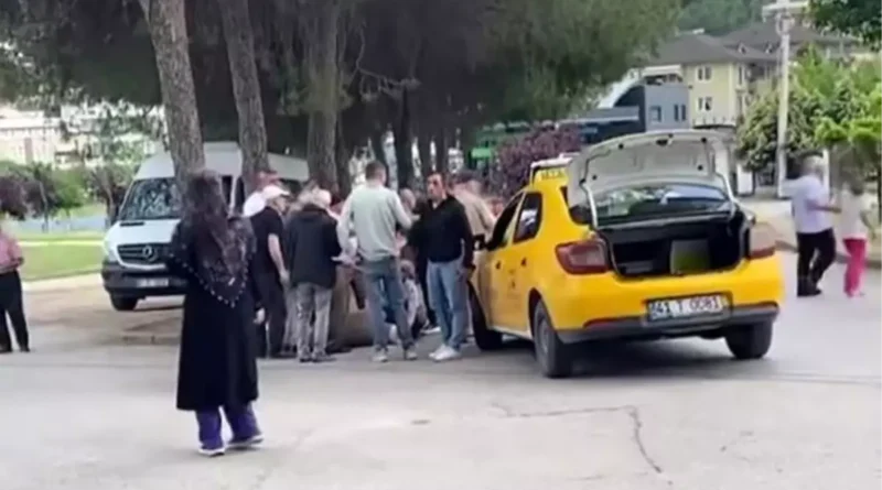 Kocaeli'de Taksi Yayaya Çarptı, Yaralı Hastanede
