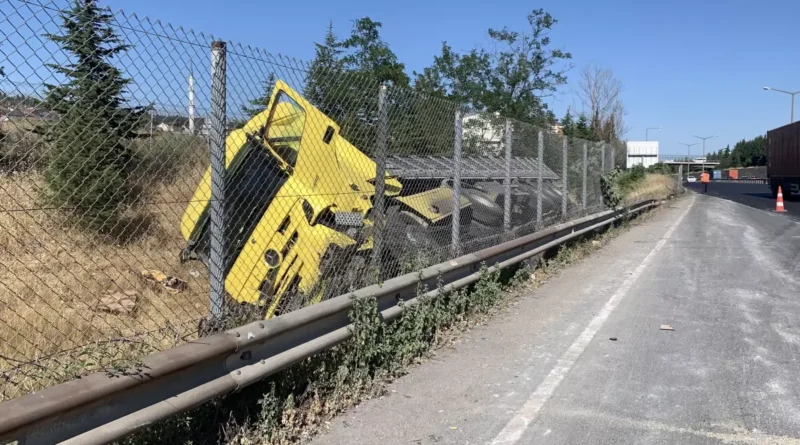 Derince'de TIR Kazası: Şoför Sağ Kurtuldu