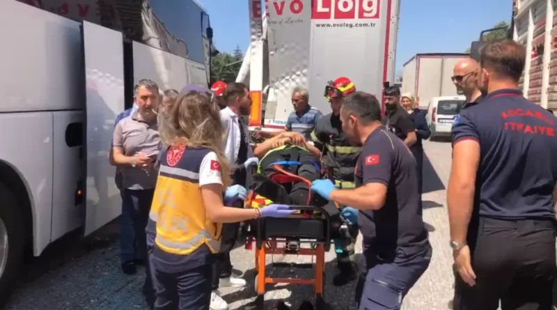 Kocaeli'de TIR, yolcu otobüsüne çarptı: 3 yaralı