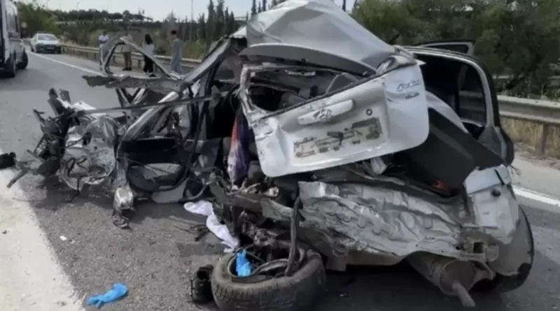 Kocaeli'de Otobüs ve Otomobil Çarpıştı: 3 Yaralı