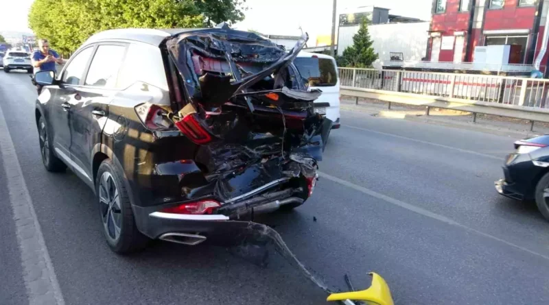 Kocaeli'de Yeni Araç Kamyonla Çarpıştı: Sürücü Yaralı
