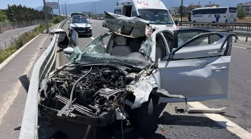 Kocaeli'de bariyere çarpan araçta 4 yaralı