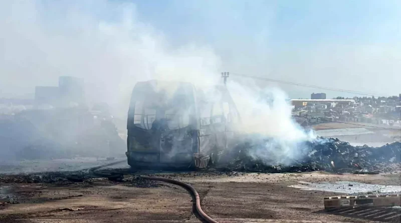 Gebze'deki Palet Deposunda Yangın: Minibüs Yandı