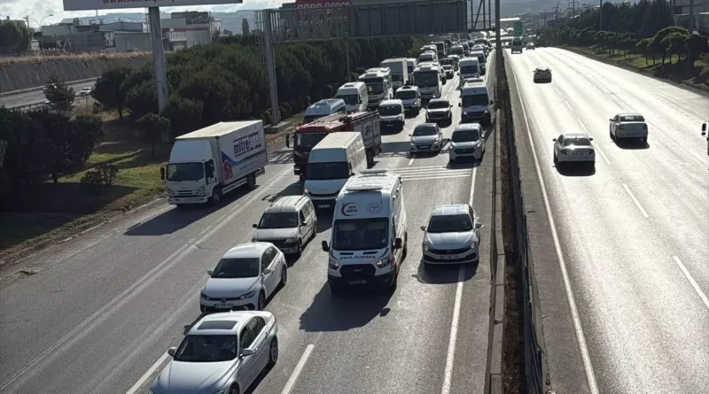 Kocaeli D-100'de Zincirleme Kaza: 1 Yaralı