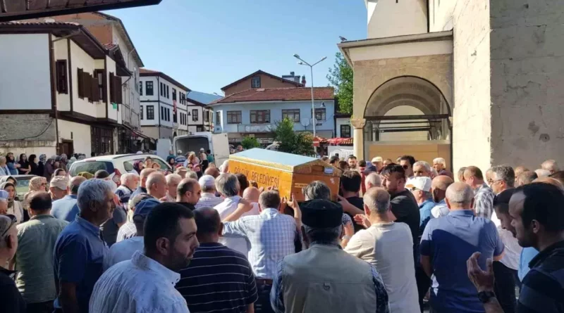 Çınar Ağacı Nedeniyle Ölen Öğretmen Defnedildi