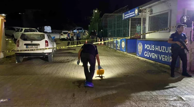 Kocaeli'de Emniyet Önü'nde Bıçaklı Kavga: 2 Yaralı