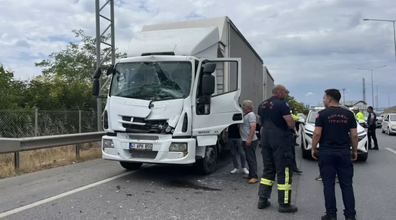 Kocaeli'de TIR ve Kamyon Çarpıştı: Şoför Yaralı