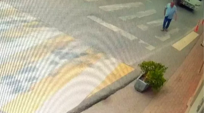 Kocaeli'de servis minibüsü yaşlı adamı ezdi.