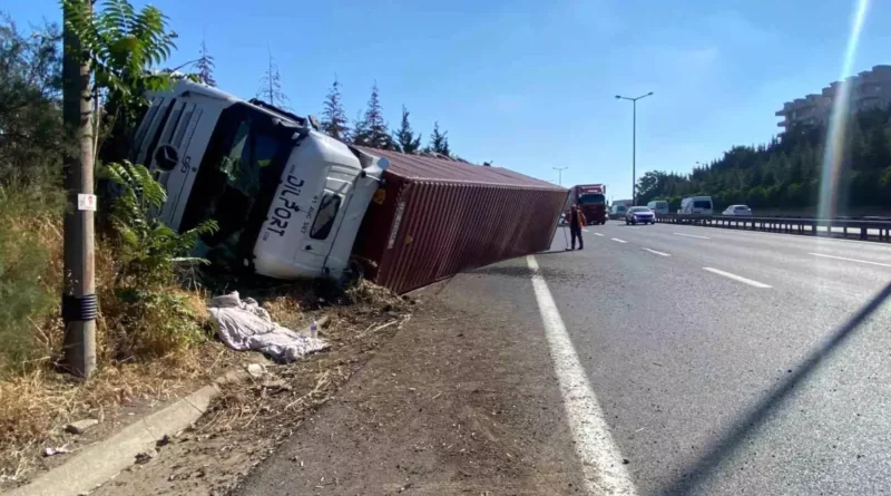 Kocaeli’de Tır Devrildi, Sürücü Yaralandı