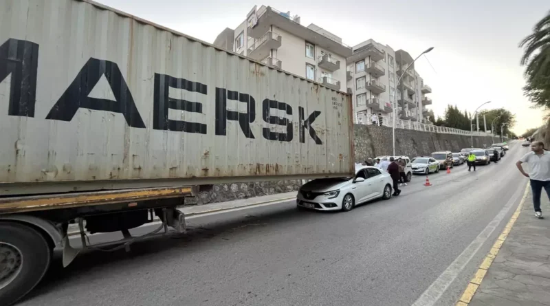 Körfez'de TIR Kazası: Konteyner Araç Üzerine Düştü