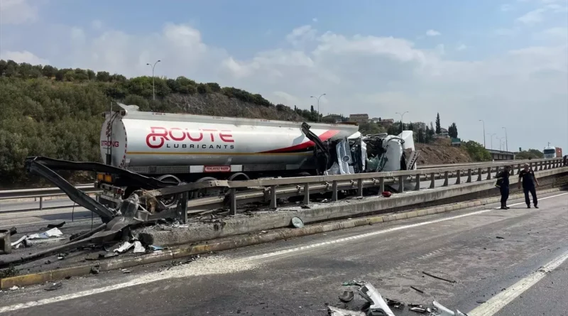 Kocaeli'de Tanker Kaza Yaptı, Ulaşımda Aksamalar Yaşandı