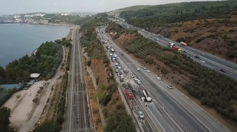 Kocaeli'de D-100 Kara Yolunda Trafik Normale Döndü