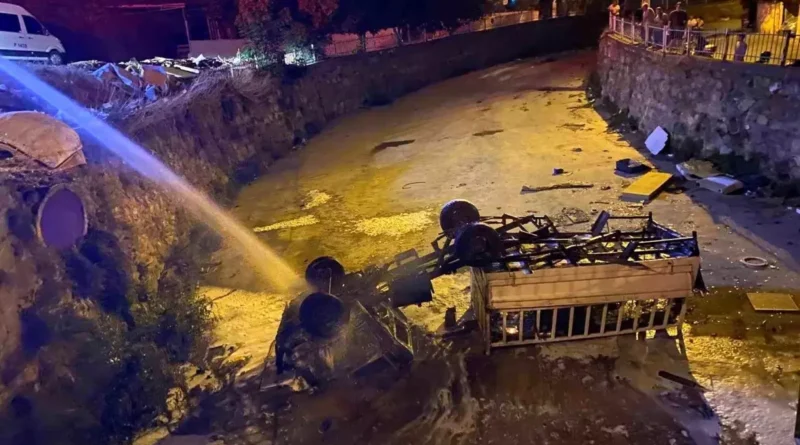 Kocaeli'de Freni Boşalan Kamyonet Dere Yatağına Düştü ve Yandı