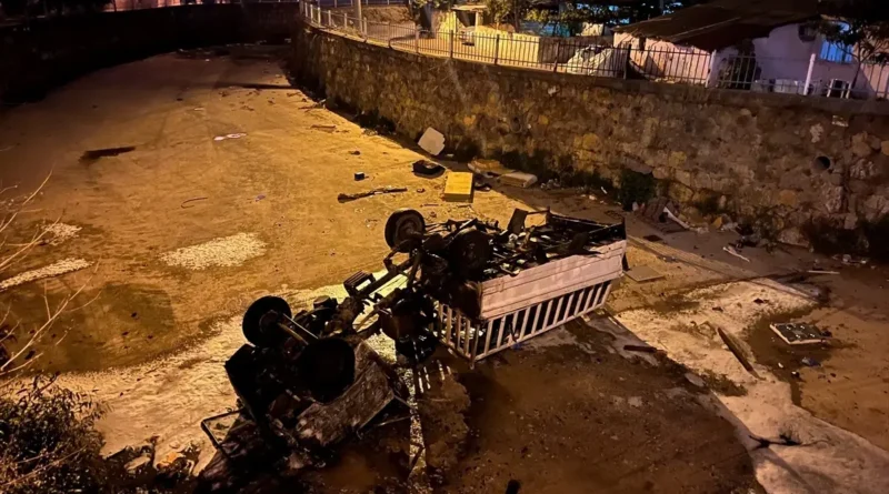 Körfez'de Park Halindeki Kamyonet Dereye Düştü, Yangın Çıktı