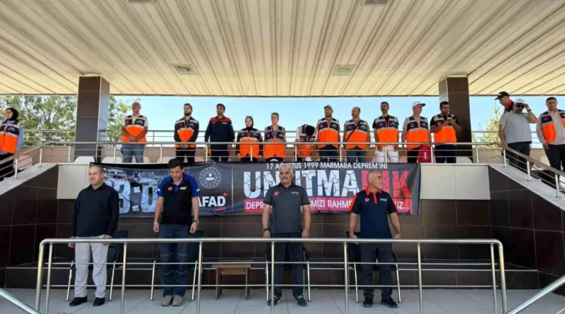 Marmara Depremi'nde Hayatını Kaybedenler Van'da Anıldı