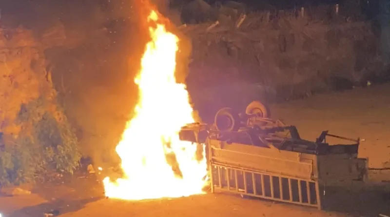 Körfez'de Park Halindeki Kamyonet Dere Yatağına Düştü ve Yandı